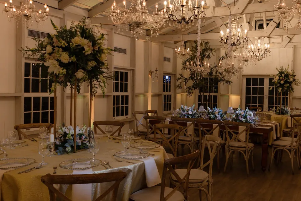 El salón de noche con mesas redondas, manteles dorados y candelabros encendidos